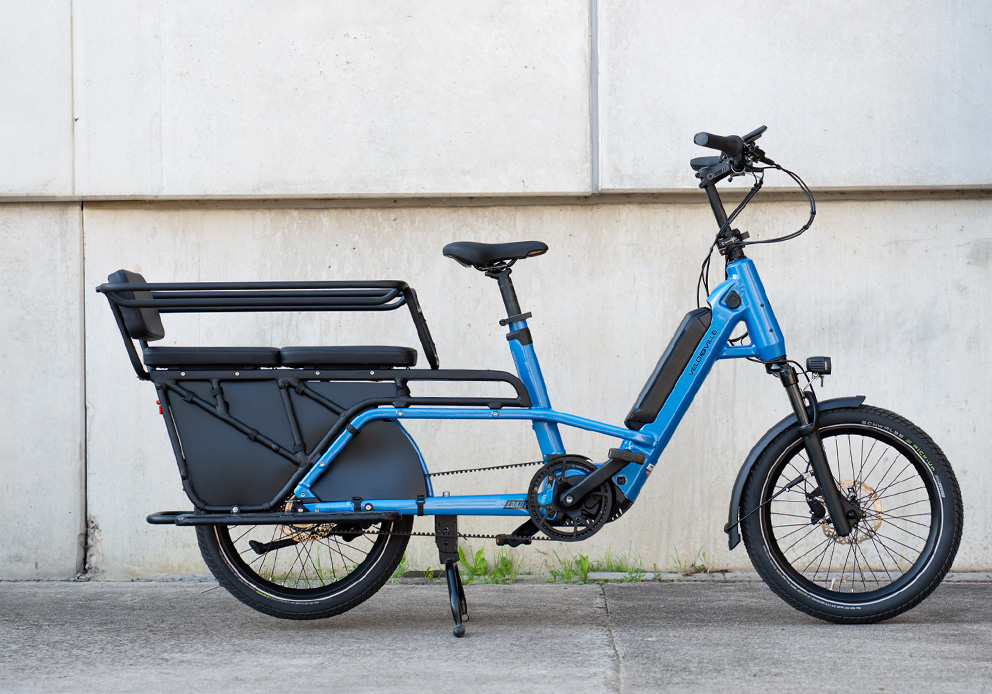 Longtail Cargobike vor Betonwand