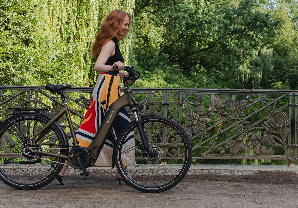 Kvinde med elcykel på en bro